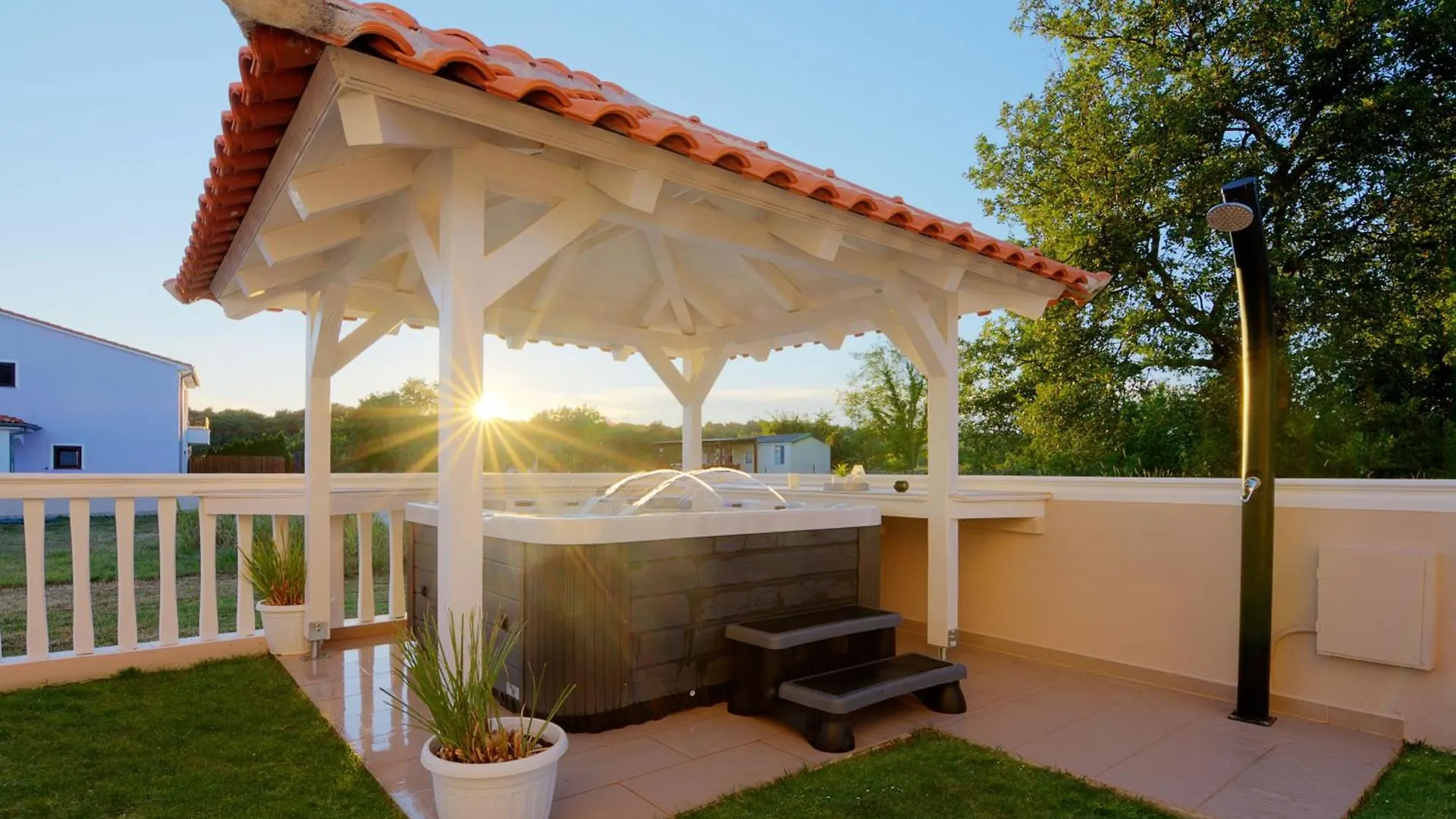 Ferienwohnung Mit Jacuzzi, Garten Und Parkplatz Liznjan